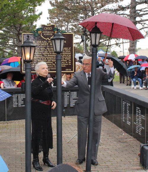 candle lighting ceremomy to remember the holocaust